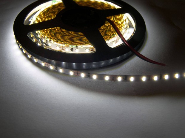 5 mm keskeny 3014-es fehr ledszalag 120 led /mter