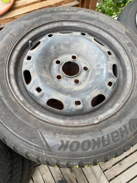 5x100 oszts 14" VW-s lemezfelniken fiatal tli gumik - 2 db