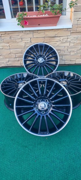 5x112 R18 j Skoda Superb/Octavia alufelni garnitra dobozban 