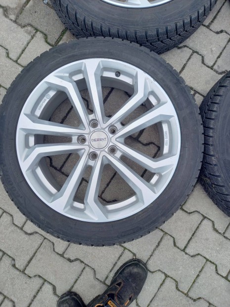 5x112 lyukosztású 19" újszerű Dezent alufelni, rajta 215/50 újszerű G