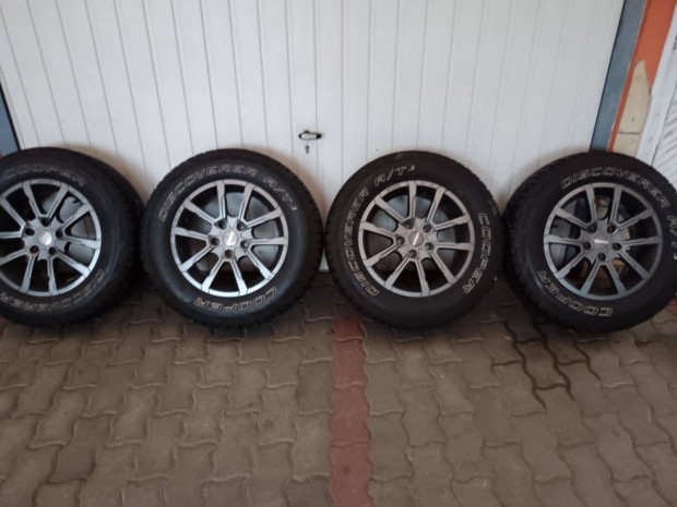 5x114,3 16" momo alufelni 215/70 16-os gumikkal
