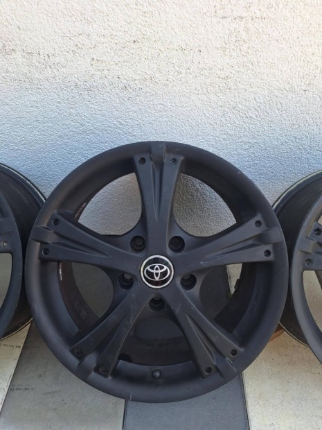 5x114.3 Toyota specifikus fekete 16 colos felni Corolla Avensis Auris