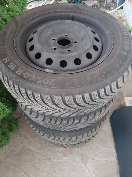 5x114.3 felni 205/60R16 Semperit gumival eladó