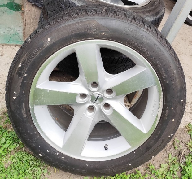 5x114,3 osztókör 19" Startech alufelni téli gumival