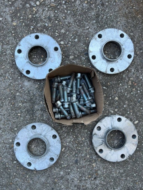 5x130 15mm nyomtáv szélesítő Csavarokkal .Q7-en volt