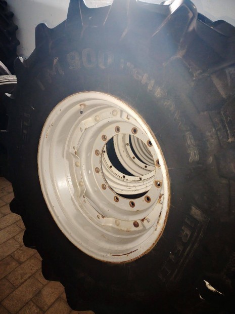 600/70 R28 Pirelli szerelt ker�k, Ferguson felni