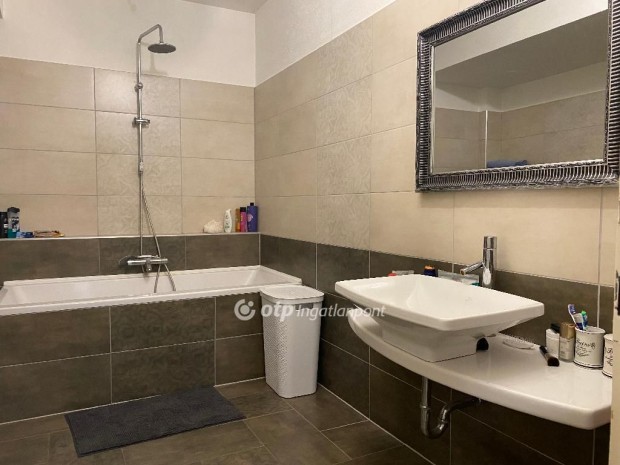 600 m2 -es �zlet helyis�g elad� H�dmez�v�s�rhely