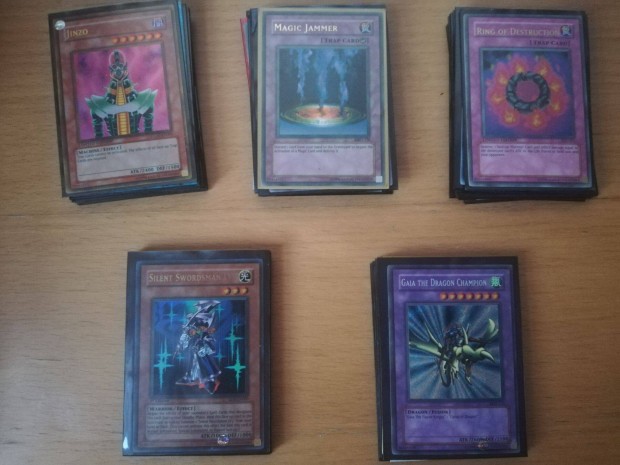 60 holofoil Yugioh kártya