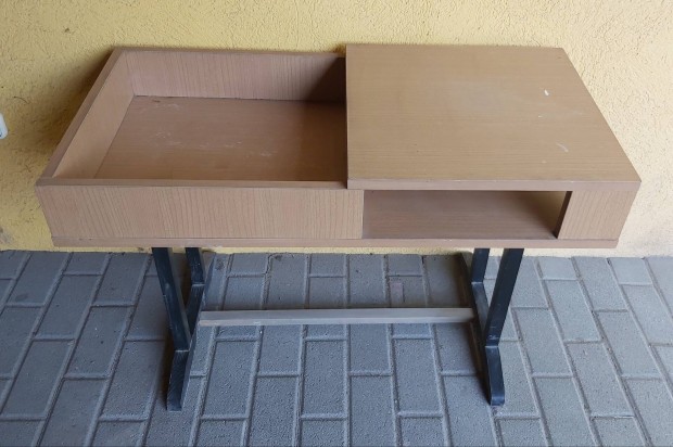 60x90x45 cm-es hasznlt llapot fa virgtart / asztal