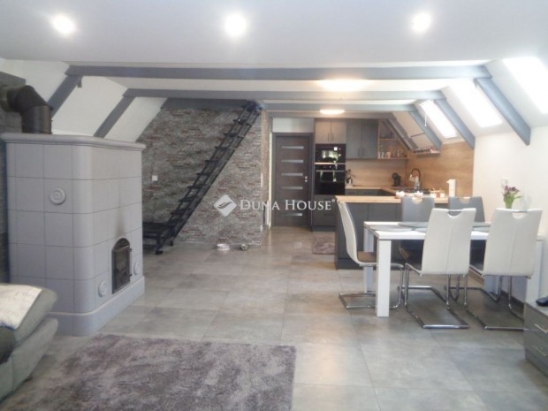 61 nm-es h�z elad� Lovasber�ny