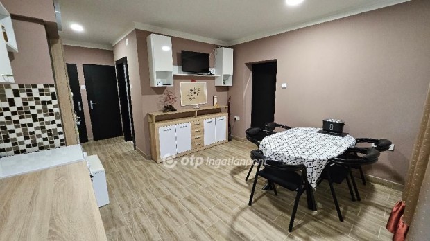 61 nm-es lak�s elad� Kisk�re