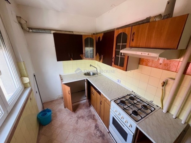 61 nm-es lak�s elad� Sz�kesfeh�rv�r