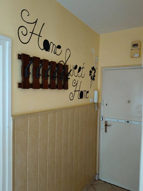 64 nm-es, 3 szob�s, erk�lyes panellak�s Hajd�n�n�son elad�