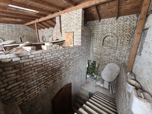 64 nm-es h�z elad� Adony