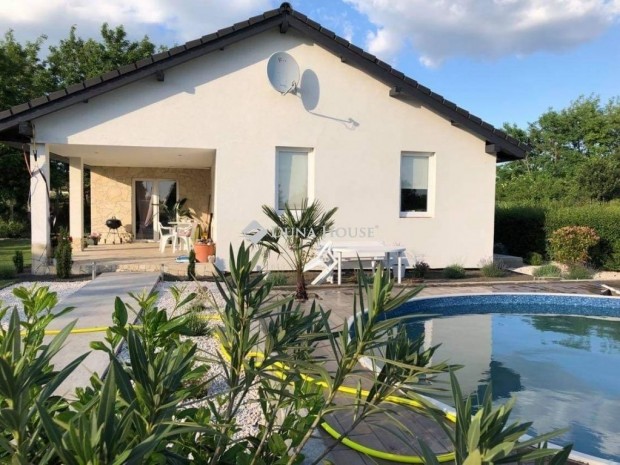 64 nm-es h�z elad� Albertirsa