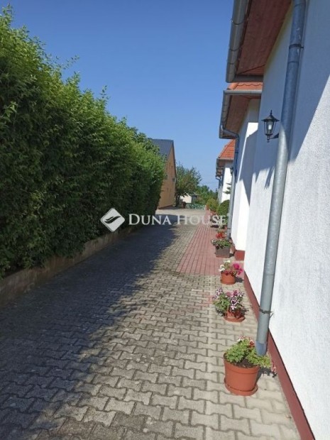 64 nm-es lak�s elad� Balatongy�r�k