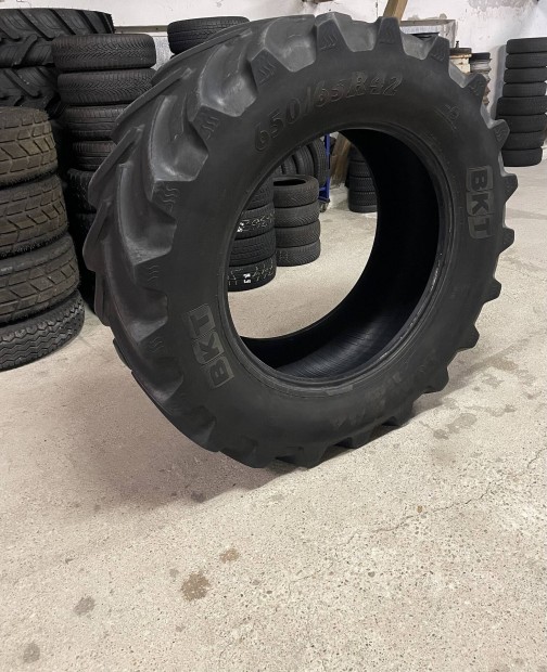 650/65R42 BKT Gumiköpeny eladó