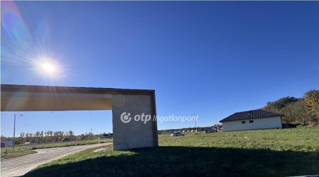 654 nm-es telek elad� M�riak�lnok