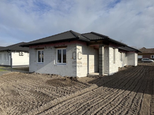 66 nm-es lak�s elad� Cegl�d