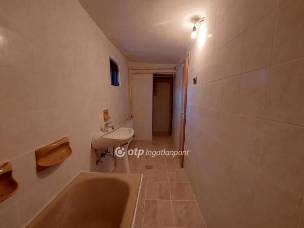 68 nm-es h�z elad� Kacs�ta