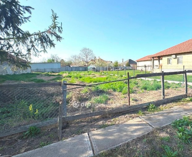 695 nm-es telek elad� Poroszl�