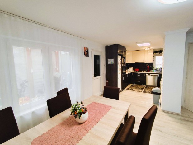 69740 Ny�regyh�za - Borb�nya, Sz�jgy�rt� utc�ban k�t gener�ci�nak is