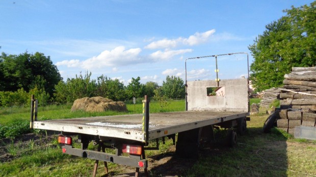 6,50 x 2,5 méter platólap bálaszállító , gyűmölcsösbe
