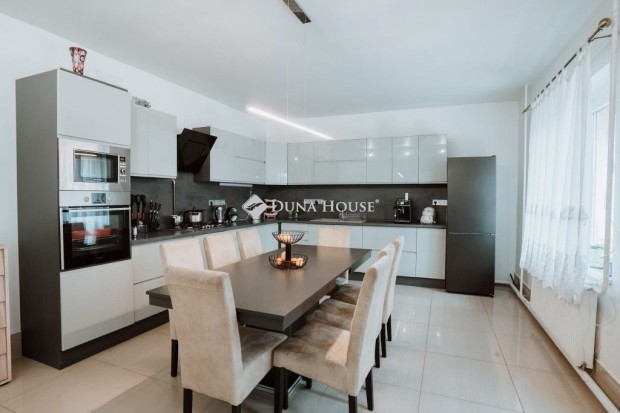 6 apartmanb�l �ll� h�z G�d�ll�n a Fenyvesben