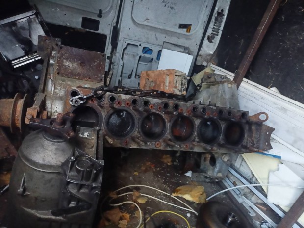 6 hengeres Csepel motor 