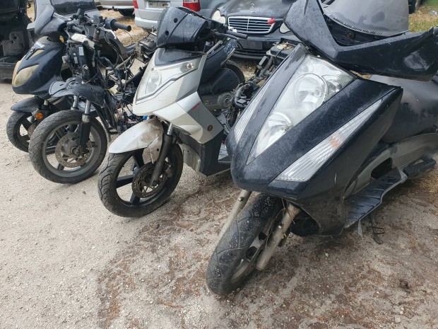 6db motorkerékpár,robogó,hiányos egyben alkatrésznek.