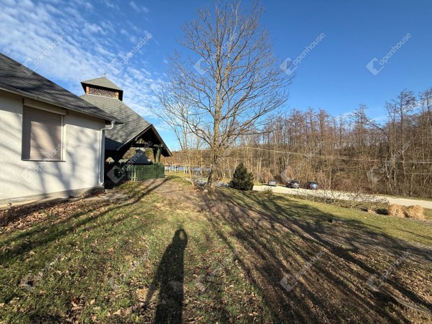 700 nm-es �zlethelyis�g elad� Hegyh�tszentjakab