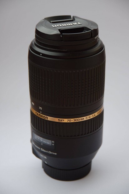 70-300 mm-s Tamron teleobjektv (Nikon F bajonettes)