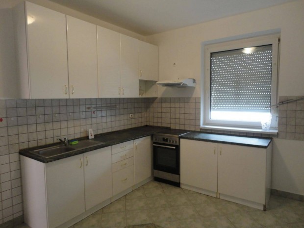 70 m-es 2 szob�s lak�s, gar�zsv�s�rl�si lehet�s�ggel elad�