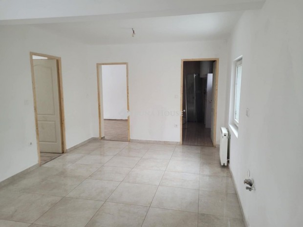 70 nm-es h�z elad� Esztergom