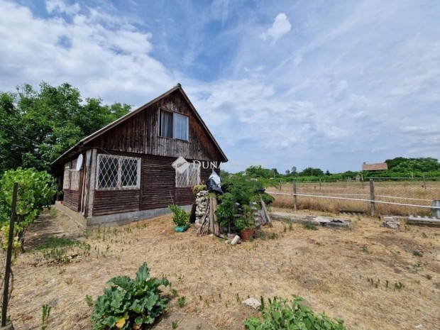 70 nm-es h�z elad� Monor