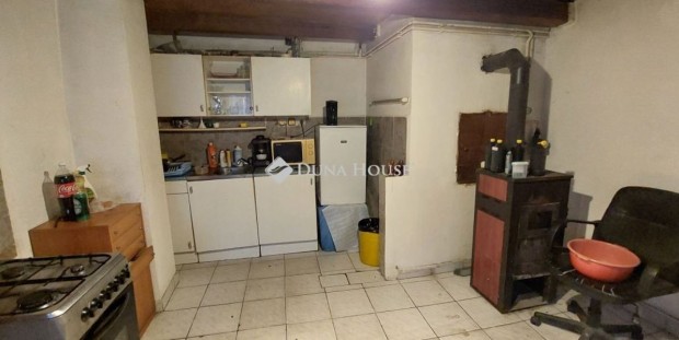 70 nm-es h�z elad� Sorkifalud