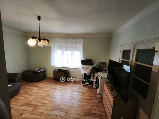 70 nm-es h�z elad� Szolnok