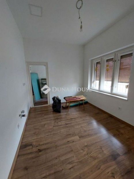 70 nm-es lak�s elad� Baja