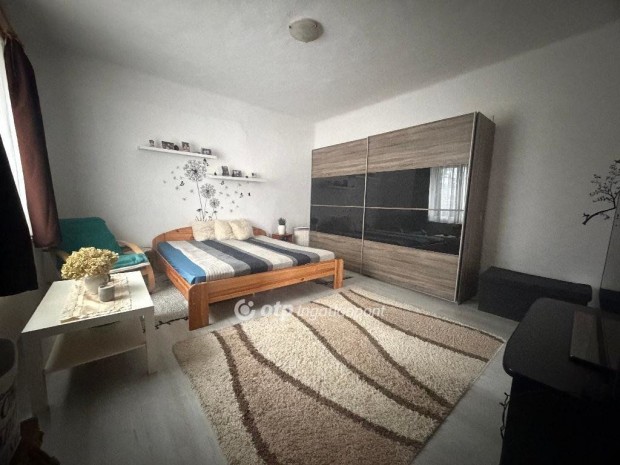 71 nm-es h�z elad� Gyula