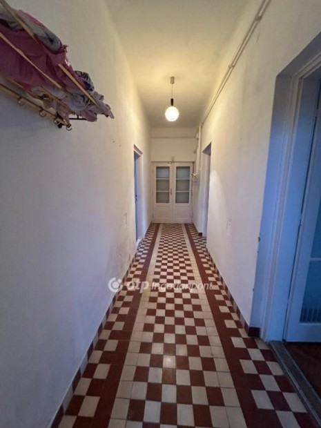 71 nm-es h�z elad� Kony�r