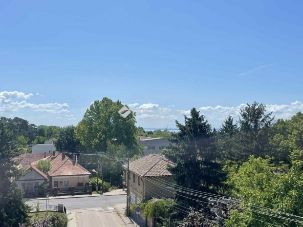 71 nm-es lak�s elad� Balatonalm�di