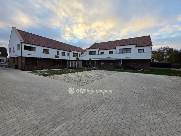 71 nm-es lak�s elad� Hajd�szoboszl�