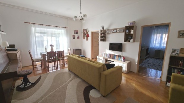 72 m2-es f�ldszinti 3 szob�s t�gla lak�s z�rt udvarban elad�