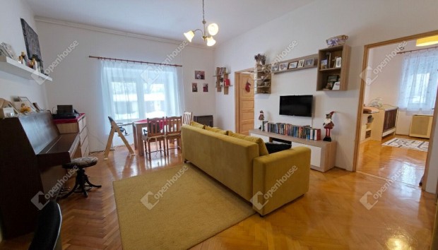 72 m2-es f�ldszinti 3 szob�s t�gla lak�s z�rt udvarban elad�