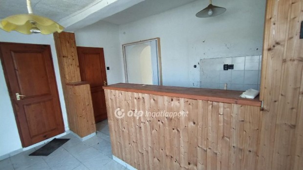 72 nm-es h�z elad� Vill�ny