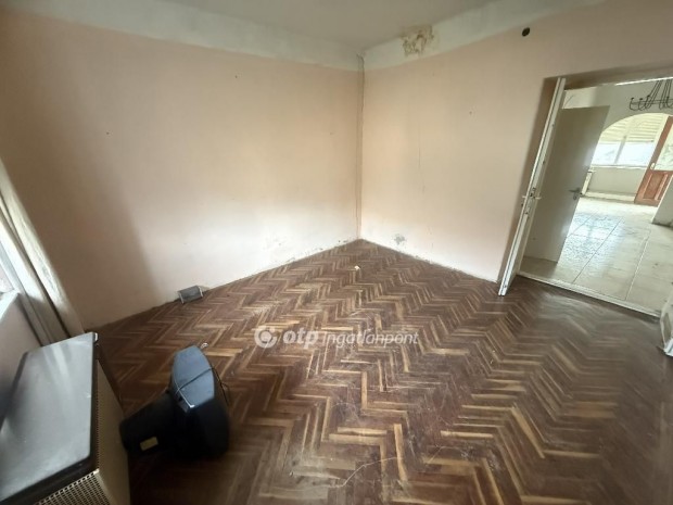 73 nm-es h�z elad� Tiszak�cske