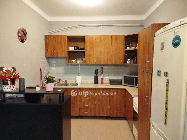 73 nm-es h�z elad� Vel�ny