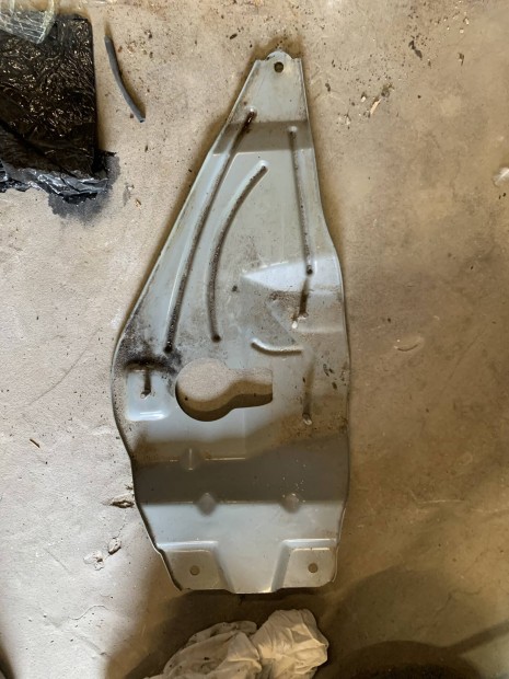 745c62091r Renault clio IV pótkerék tartó lemez