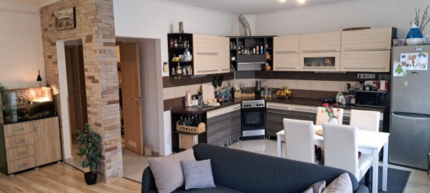 74 m2-es lak�s Egerben