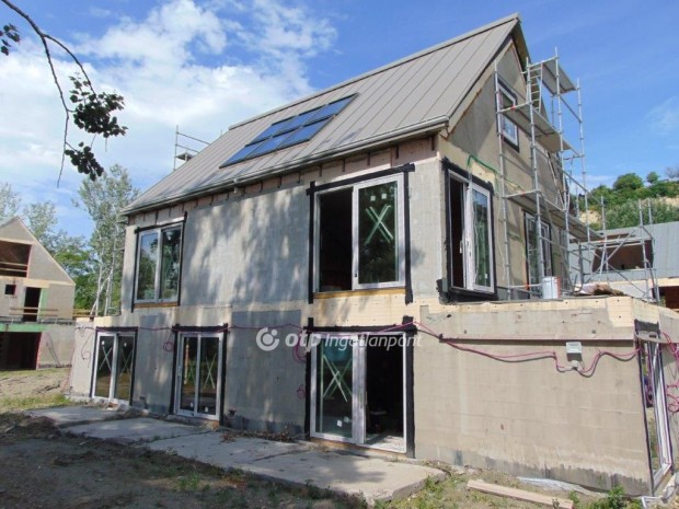 74 nm-es lak�s elad� Balatonakarattya